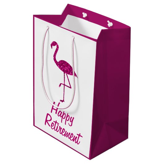 Happy Ruhestand funkelnd rosa Flamingo Custom text Mittlere Geschenktüte (Rückseite Schrägansicht)