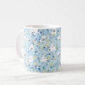 Happy samoyed dog in blue floral garden mutter kaffeetasse (Vorderseite Links)
