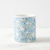 Happy samoyed dog in blue floral garden mutter kaffeetasse (Mittel)