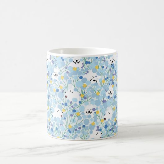 Happy samoyed dog in blue floral garden mutter kaffeetasse (Mittel)