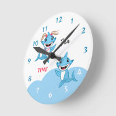 Happy Shark Family Fun Time Runde Wanduhr (Winkel)