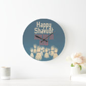 Happy Shavuot - Hag Shavuot Sameach in Hebräisch Große Wanduhr (Zuhause)