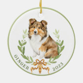Happy Sheltie in Laurel Wreath Keramik Ornament (Hinten)