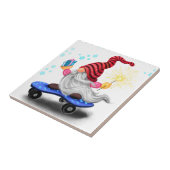 Happy Skater Gnome mit Geschenken und Sparkler - F Fliese (Seite)