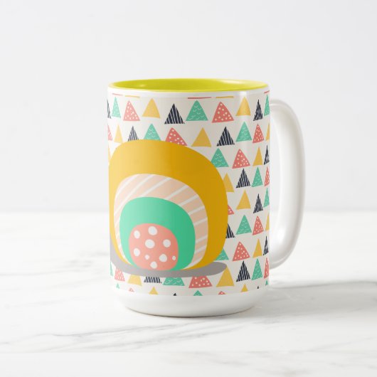 Happy Snail auf Dreiecken Zweifarbige Tasse (VorderseiteRechts)