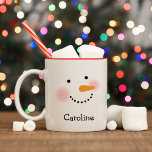 Happy Snowman Face Personalisiert Name Holiday Zweifarbige Tasse<br><div class="desc">Niedlicher Urlaubskaffee / heiße Kakao-Tasse mit einem glücklichen Winterschneegesicht mit warmen rosigen Wangen,  Karottennase,  Augen und Lächeln aus Kohle. Schneeweiße,  schwarze,  rosa und orangefarbene Farben. Personalisieren Sie Ihre Daten mit einem Namen oder einem anderen benutzerdefinierten Text. Der zweifarbige rote Tasse-Stil kann geändert werden.</div>