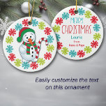 Happy Snowman Snowflake Frame Großkinder Keramik Ornament<br><div class="desc">Dieser niedliche Weihnachtsschmuck zeigt ein Bild eines glücklichen Schneemanns, der in Rot und Grün gekleidet ist und einen gestreiften Bonbons hält. Der Schneemann ist mit goldenen, roten und blauen Schneeflocken gerahmt. Auf der Rückseite des Ornaments befindet sich der gleiche Schneeflockenrahmen mit benutzerdefinierten Textfeldern für den Namen Ihres Kindes und Ihre...</div>