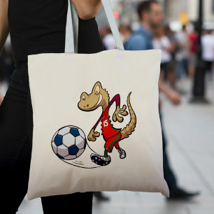 Happy Soccer Star Gecko Kicking Football Cartoon Tragetasche