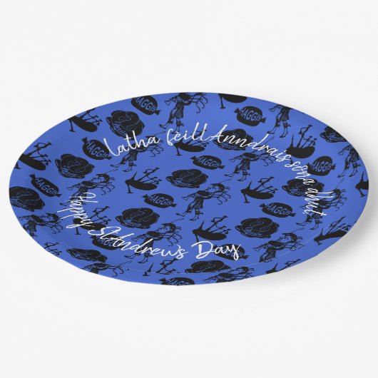 Happy St Andrew Day Haggis Bagpipe Nessie Large 9" Pappteller (Schrägansicht)