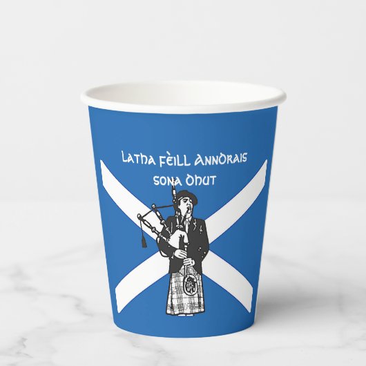 Happy St Andrews Day Flag Bagpiper Pappbecher (Rückseite)
