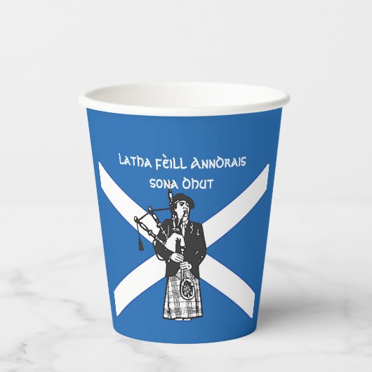 Happy St Andrews Day Flag Bagpiper Pappbecher (Vorderseite)