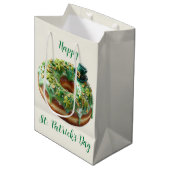 Happy St. Patrick’s Day Donut with Leprechaun Hat Mittlere Geschenktüte (Vorderseite Schrägansicht)