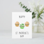 Happy St. Patrick`s day Muffins and Kleeblatt Postkarte (Stehend Vorderseite)