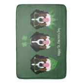 Happy St Patricks Day Bernese Mountain Hunde Badematte (Vorderseite Vertikal)