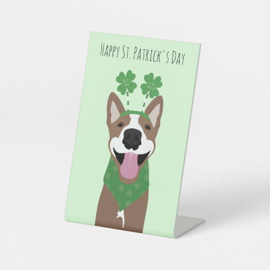 Happy St Patricks Day Brown Dog Green Sockelschild (Vorderseite)