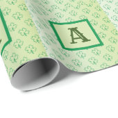 Happy St Patrick's Day Clover Kleeblatt Monogramm Geschenkpapier (Rolleneckpunkt)