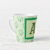 Happy St Patrick's Day Clover Kleeblatt Monogramm Milchtasse (Linke Ecke)