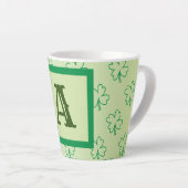 Happy St Patrick's Day Clover Kleeblatt Monogramm Milchtasse (Rechte Ecke)