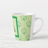 Happy St Patrick's Day Clover Kleeblatt Monogramm Milchtasse (Rechts)