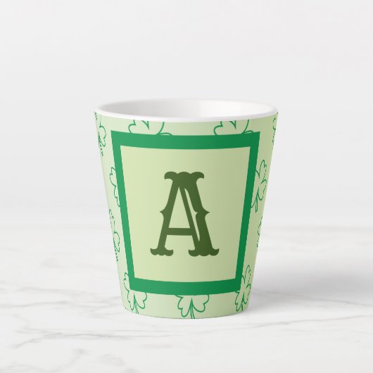 Happy St Patrick's Day Clover Kleeblatt Monogramm Milchtasse (Vorderseite)
