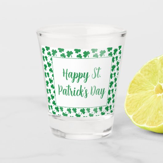 Happy St. Patricks Day Green Kleeblatt Muster Schnapsglas (Vorderseite)