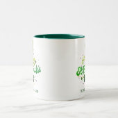 Happy St. Patrick's Day Kleeblatts Familienname Zweifarbige Tasse (Mittel)