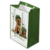 Happy St. Patrick's Day Labrador Retriever Dog Mittlere Geschenktüte (Vorderseite Schrägansicht)