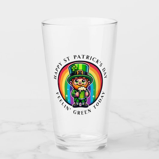 Happy St Patrick's Day Leprechaun mit grünem Bier Glas (Vorderseite)