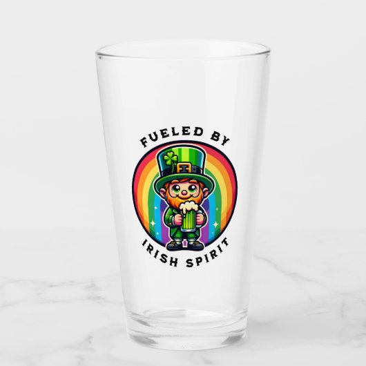 Happy St Patrick's Day Leprechaun mit grünem Bier Glas (Vorderseite)