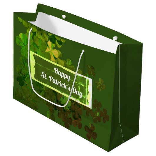 Happy St. Patrick's Day, personalisiert Große Geschenktüte (Vorderseite Schrägansicht)