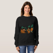 Happy St Patrick's Day Three Gnomes Lucky Kleeblat Sweatshirt (Vorne ganz)