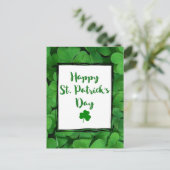 Happy St. Patrick's Day Typografie mit Clover Postkarte (Stehend Vorderseite)