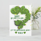 Happy St Patty, Green Kleeblatts | funkelnde Herze Einladung (Stehend Vorderseite)