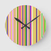 Happy Stripes Runde Wanduhr (Vorderseite)