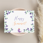 Happy Summer violet Blüten Bluebells weiß Einladungspostkarte<br><div class="desc">Eine einfache und elegante Postkarte für einen Sommergruss. Ein eleganter weißer Hintergrund mit violetter,  lila Bluebell-Blume und einem kleinen Vogel-Gesang. Der Text: "Happy Summer!" ist mit einem modernen handgeschriebenen Stil geschrieben. Text in violetten und goldenen Farben. Zurück: weißer Hintergrund.</div>