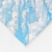 Happy Sunny Clouds Blauer Hintergrund Fleecedecke (Ecke)