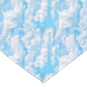 Happy Sunny Clouds Blauer Hintergrund Tischdecke (Schrägansicht)