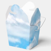Happy Sunny Clouds Light Blue Sky Hintergrund Geschenkschachtel (Geöffnet)