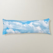 Happy Sunny Clouds überall in Print Background Seitenschläferkissen (Rückseite)