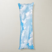 Happy Sunny Clouds überall in Print Background Seitenschläferkissen (Rückseite (Vertikal))