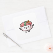 Happy Sushi Slice – Cute Kawaii Illustration Quadratischer Aufkleber (Umschlag)