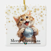 Happy Tabby Kitten with Christmas Tree Bulb Keramikornament (Vorderseite)