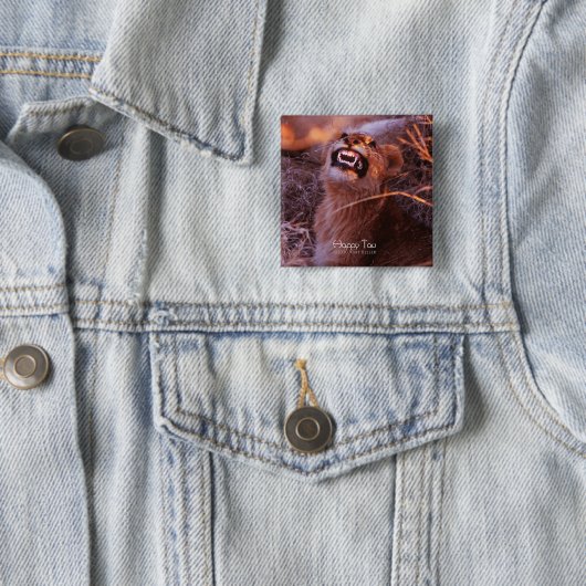Happy Tau, Lächelnd Lion Cub Button (Beispiel)