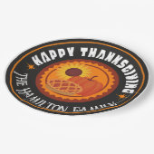 Happy Thanksgiving mit Familienname (bearbeitbar) Pappteller (Schrägansicht)