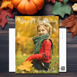 Happy Thanksgiving Script Overlay Family Foto Postkarte<br><div class="desc">Elegante Happy Thanksgiving Foto Postkarte mit schönen kursiven Typografie in Weiß über Ihrem Herbst Foto. Dieses moderne Foto aus der Herbstfamilie zeigt ein wunderschönes Drehbuch und Ihren Namen in Weiß über das ganze saisonale Urlaubsbild.</div>