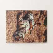 Happy Tiger Bly Up Rolling in Blätter Puzzle (Horizontal)
