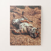 Happy Tiger Bly Up Rolling in Blätter Puzzle (Vertikal)