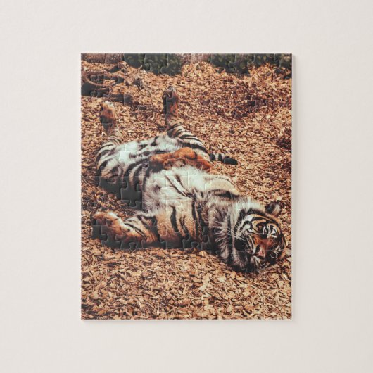 Happy Tiger Bly Up Rolling in Blätter Puzzle (Vertikal)