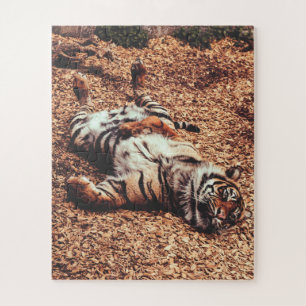 Happy Tiger Bly Up Rolling in Blätter Puzzle