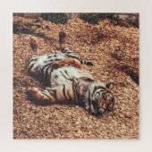 Happy Tiger Bly Up Rolling in Blätter Puzzle (Vertikal)